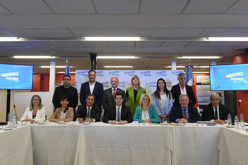 Verónica Magario lideró la reunión de FOVIRA junto a otros funcionarios.&nbsp;