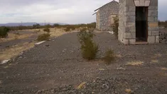 Las ruinas y el paisaje desolado cuentan la historia de familias que buscaron construir un futuro mejor, pero se vieron forzadas a abandonar sus sueños. Las ruinas y el paisaje desolado cuentan la historia de familias que buscaron construir un futuro mejor, pero se vieron forzadas a abandonar sus sueños.