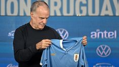 Marcelo Bielsa asumió en la selección uruguaya en mayo. Marcelo Bielsa asumió en la selección uruguaya en mayo.