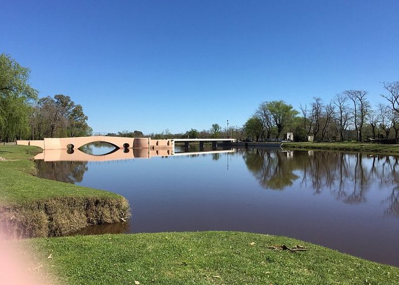 Escapadas cerca de Buenos Aires: es ideal para ir en familia y descansar en la orilla del río.