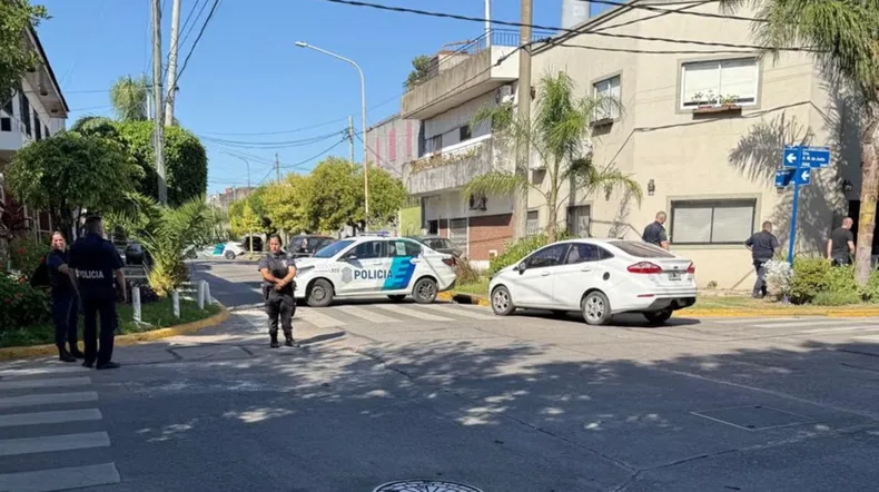 Femicidio en La Matanza: buscan a un hombre que degolló a una mujer en la calle