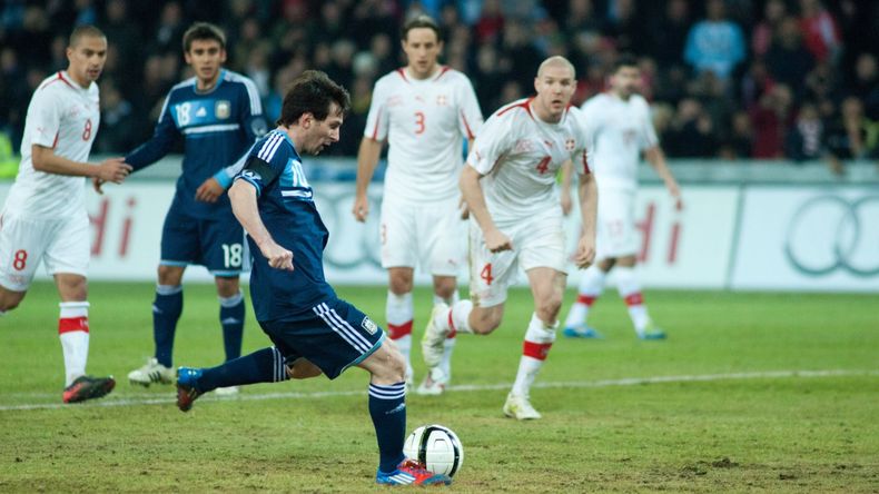 Messi convirtió de penal el primer gol ante Suiza en 2012.