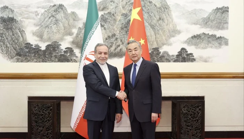 &nbsp;Abás Araqchi junto a Wang Yi.
