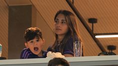 Antonela Roccuzzo lució un top rosa para llegar a Rosario. Antonela Roccuzzo lució un top rosa para llegar a Rosario.