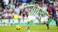 El volante de 28 años lleva 7 goles en 11 partidos en el Betis, en su segunda etapa en el club. El volante de 28 años lleva 7 goles en 11 partidos en el Betis, en su segunda etapa en el club.