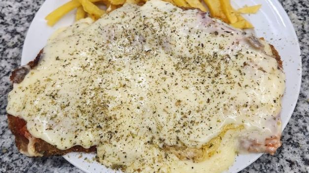 La milanesa napolitana y a caballo son las destacadas del menú.