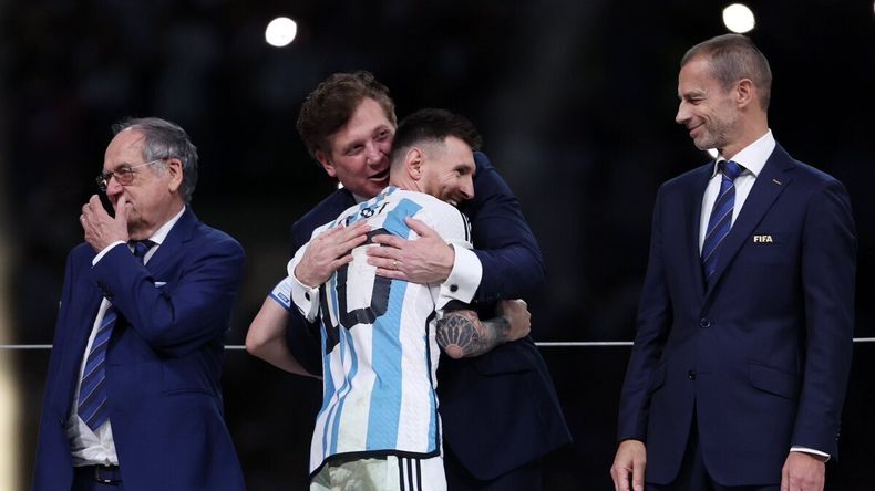 Alejandro Domínguez y Lionel Messi en la ceremonia de premiación del Mundial Qatar 2022.