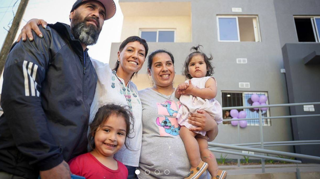 La intendenta entregó viviendas en el barrio Los Eucaliptus.