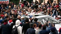 El féretro salió de la sede en medio de un estruendoso aplauso de parte de todos los presentes. El féretro salió de la sede en medio de un estruendoso aplauso de parte de todos los presentes.