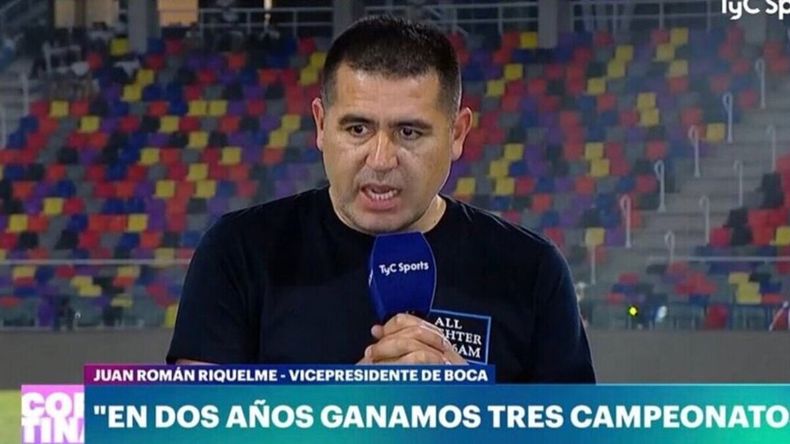 Juan Román Riquelme usando la remera durante los festejos del título.