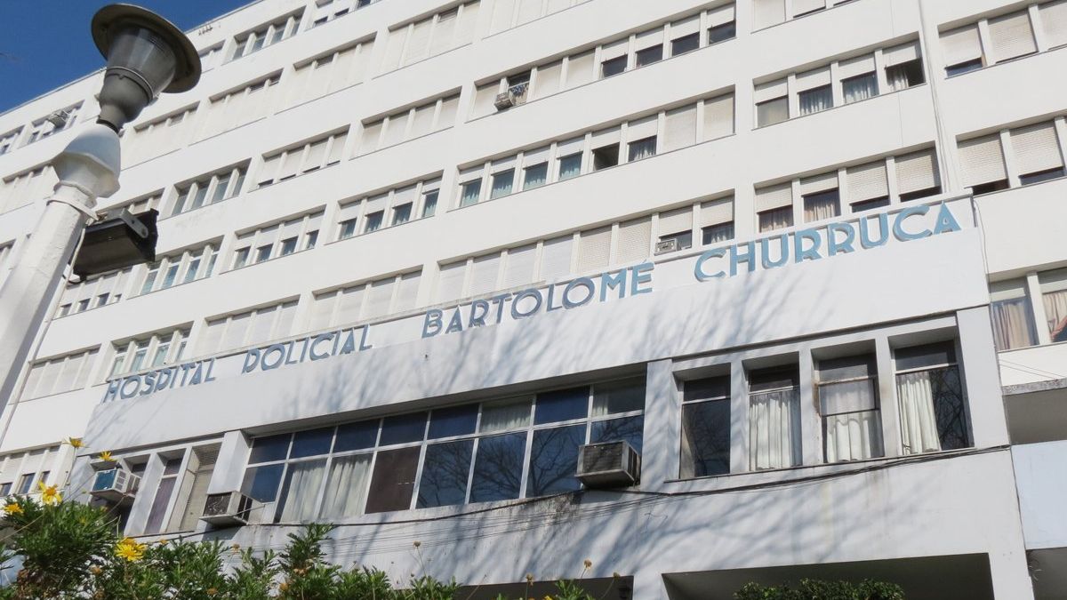 Una mujer se arrojó desde el cuarto piso del Hospital Churruca y está grave