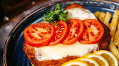 El restaurante de la Ciudad de Buenos Aires que hace una milanesa exquisita con puré. El restaurante de la Ciudad de Buenos Aires que hace una milanesa exquisita con puré.