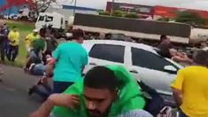 Sigue la tensión en Brasil: un auto atropelló a 10 personas en un bloqueo a favor de Bolsonaro Sigue la tensión en Brasil: un auto atropelló a 10 personas en un bloqueo a favor de Bolsonaro