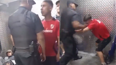 La pelea comenzó por una confrontación entre un pasajero y un policía.&nbsp;