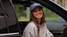 Antonela Roccuzzo eligió un look de calza, buzo oversize y una gorra Antonela Roccuzzo eligió un look de calza, buzo oversize y una gorra