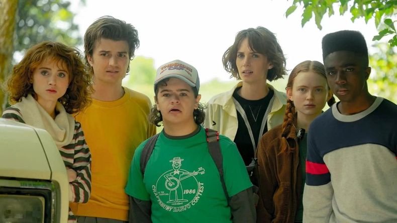 La serie, un homenaje a las películas de los años ochenta que dejaron huella en una generación, se desarrolla en Hawkins, Indiana,