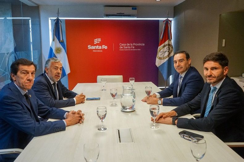 Los gobernadores radicales, antes de la reunión con Javier Milei.