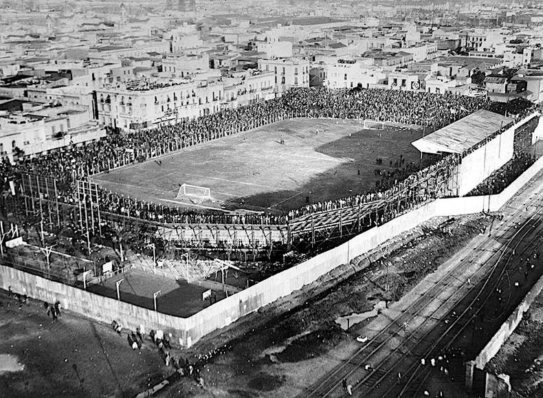 En la década previa al profesionalismo, los partidos se jugaban a cancha llena, como en el estadio de Boca previo a La Bombonera, conocido como Brandsen y Del Crucero.