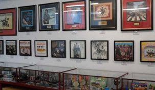 Una experiencia inmersiva para fans y curiosos, con piezas inéditas, discos, fotos y relatos que recorren toda la historia del grupo.