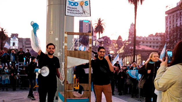 La guillotina de Revolución Federal en Plaza de Mayo.