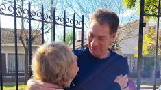 Santilli con una vecina de Moreno.