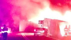 Los camiones se incendiaron justo después de chocar. Los camiones se incendiaron justo después de chocar.