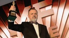 Sylvestre al levantar la estatuilla. Sylvestre al levantar la estatuilla.