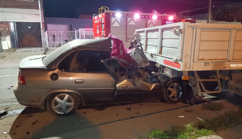 Murió un hombre tras chocar contra un camión estacionado en Neuquén.