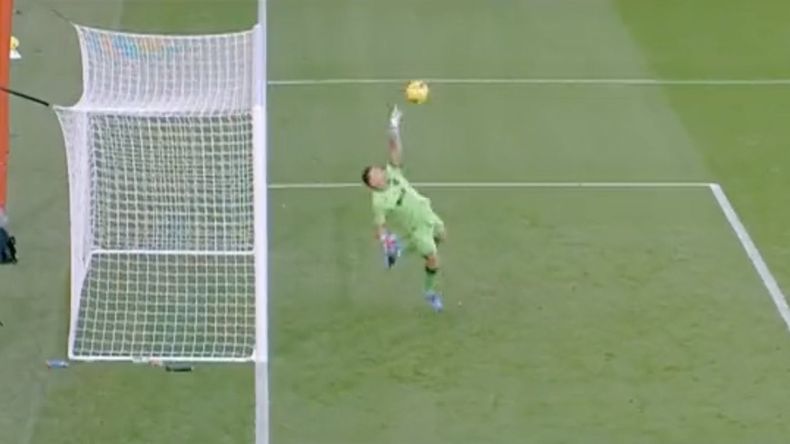 Emiliano Martínez fue protagonista del segundo gol en contra en la caída de Aston Villa ante&nbsp;NottinghamForest
