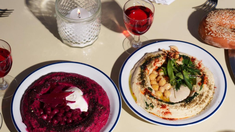 El hummus, un clásico de la gastronomía judía y de este restaurante en Buenos Aires. El hummus, un clásico de la gastronomía judía y de este restaurante en Buenos Aires.