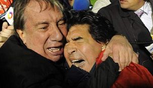 Carlos Bilardo y Diego Maradona lloran después de que Argentina clasificara al Mundial.