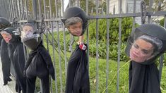 Muñecos simulando ahorcamientos con imágenes de figuras del oficialismo fueron atados a las rejas de la Pirámide de Mayo durante el tractorazo. Muñecos simulando ahorcamientos con imágenes de figuras del oficialismo fueron atados a las rejas de la Pirámide de Mayo durante el tractorazo.