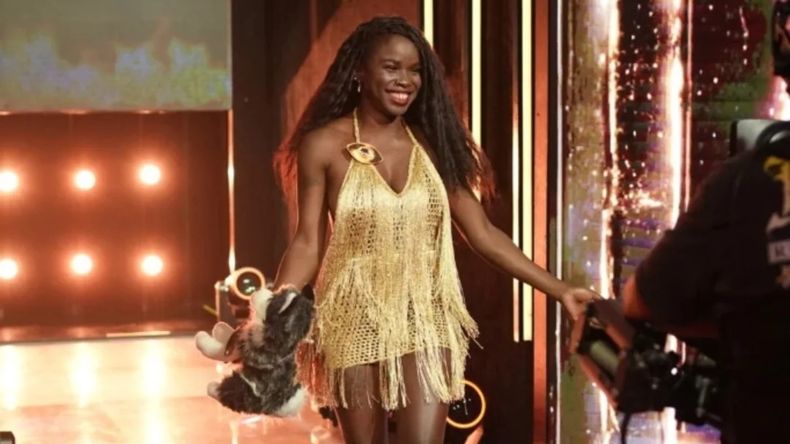 Jenny Mavigna, la concursante atacada por Carmiña. 