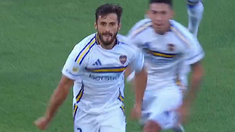El lateral charrúa celebra el tanto con Velasco. El lateral charrúa celebra el tanto con Velasco.