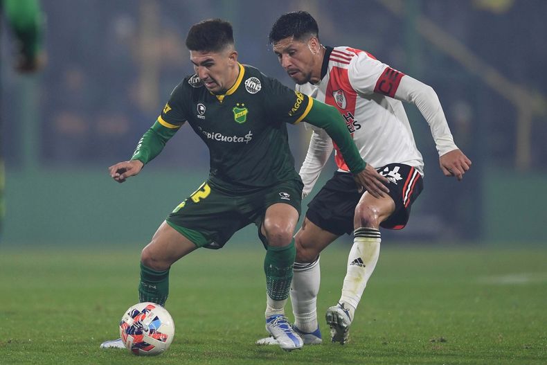 Fontana aguanta la pelota ante Enzo Pérez.