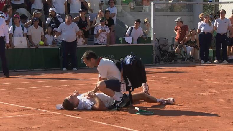 Jakub Mensik le ganó a Navone en Roland Garros y debió ser asistido por agotamiento extremo