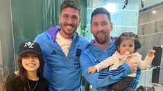 De Paul y Messi junto con las hijas de Carlos Lampe. De Paul y Messi junto con las hijas de Carlos Lampe.