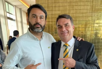 Leó Índio con Flávio Bolsonaro, el hijo de Jair Bolsonaro.