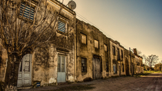 Este pequeño pueblo ubicado al sur de la Provinicia de Buenos Aires parece perdido en el tiempo y posee una arquitectura europea. Este pequeño pueblo ubicado al sur de la Provinicia de Buenos Aires parece perdido en el tiempo y posee una arquitectura europea.