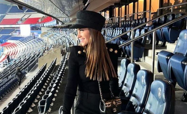 El mega look de Antonela Roccuzzo para ir al estadio en París: sombrero,  medias red y bucaneras