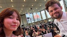 La selfie de Alua Nurman y Magnus Carlsen. La selfie de Alua Nurman y Magnus Carlsen.