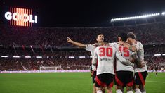 Los jugadores de River festejan ante sus hinchas. Los jugadores de River festejan ante sus hinchas.