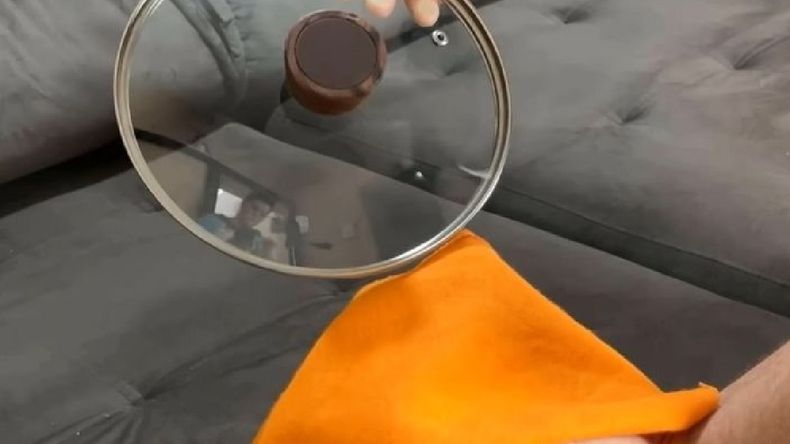 Cómo limpiar el sillón con una tapa de olla