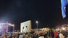 Una multitud se acercó para presenciar el homenaje a los veteranos y a los caídos.