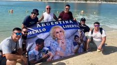 Hincha argentino viajó al Mundial Qatar 2022 con una bandera con la cara de Mirtha Legrand