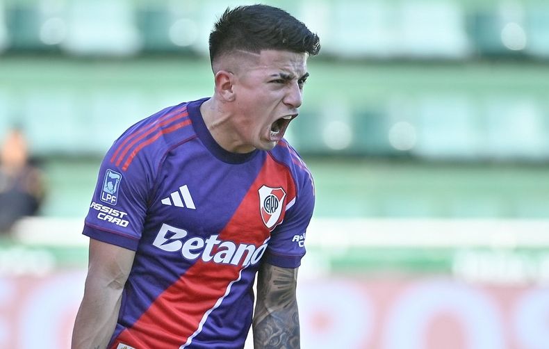 Thiago Almada festeja su primer gol en River.