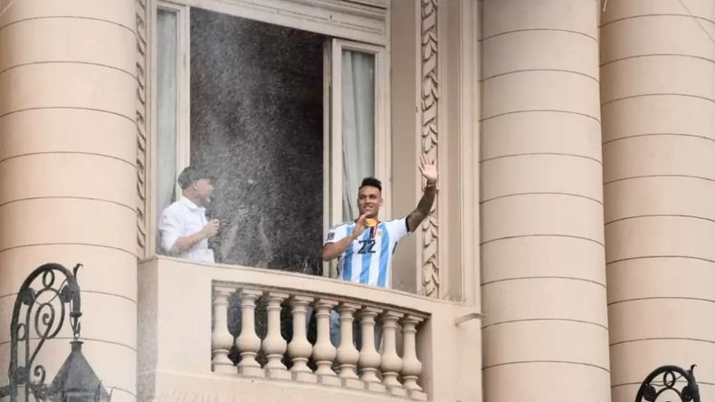 Lautaro Martínez saludó a los bahienses desde el balcón del Teatro Municipal