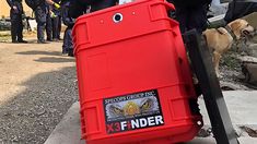 FINDER funciona mediante el uso de un radar de microondas para detectar movimientos minúsculos del cuerpo. FINDER funciona mediante el uso de un radar de microondas para detectar movimientos minúsculos del cuerpo.