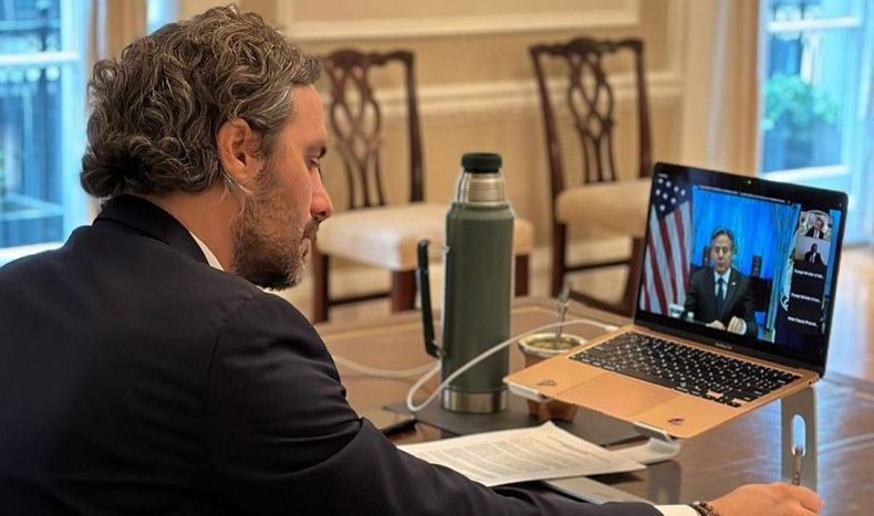 Santiago Cafiero participó de una reunión con Volodímir Zelenski y afirmó que el mundo quiere la paz para Ucrania.