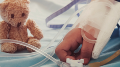 El niño de 12 años fue encontrado incosciente en su casa en Inglaterra. El niño de 12 años fue encontrado incosciente en su casa en Inglaterra.